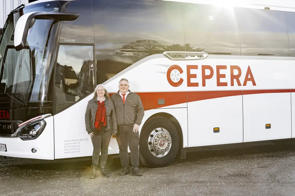 Claudia und Heinz Cepera stehen vor einem ihrer Reisebusse.